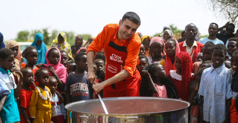 الشيف بوراك يطبخ لأطفال القرية الواقعة ريفي العاصمة الخرطوم (Getty)