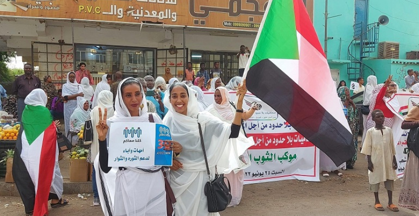 نساء بالثوب الأبيض في احتجاجات مناهضة للحكم العسكري في السودان