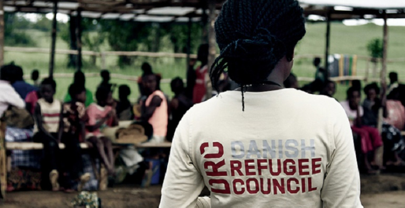 إمرأة من جنوب السودان ترتدي شعار منظمة دنماركية (DRC)
