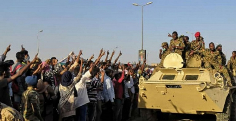 متظاهرون سودانيون يلوحون لجيش بلادهم
