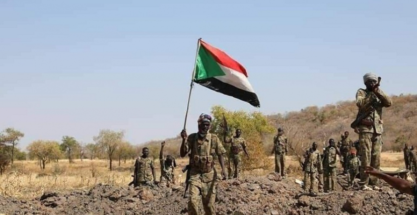 القوات المسلحة السودانية ترفع العلم السوداني