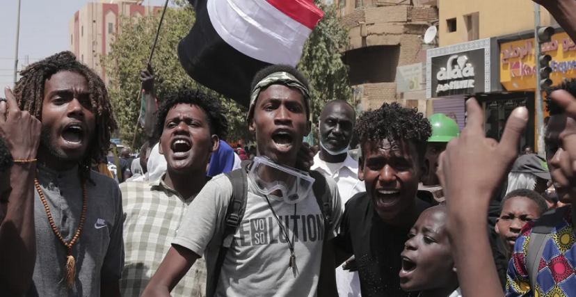 شبان يتظاهرون ضد الحكم العسكري في السودان