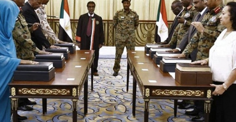 أعضاء مجلس السيادة الانتقالي السوداني يؤدون القسم أمام البرهان