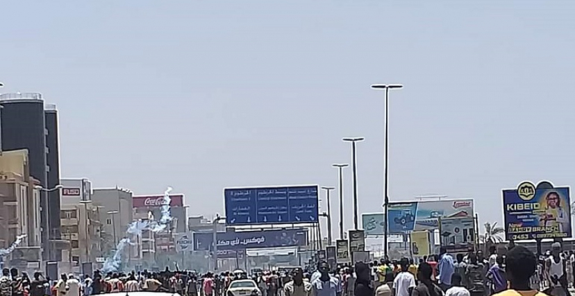 محتجون سودانيون في شارع المطار وسط الخرطوم 