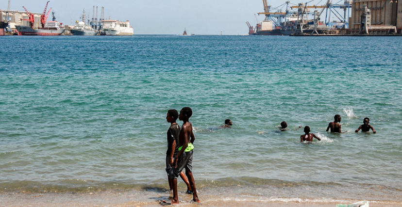 أطفال في شواطئ البحر الأحمر في بورتسودان