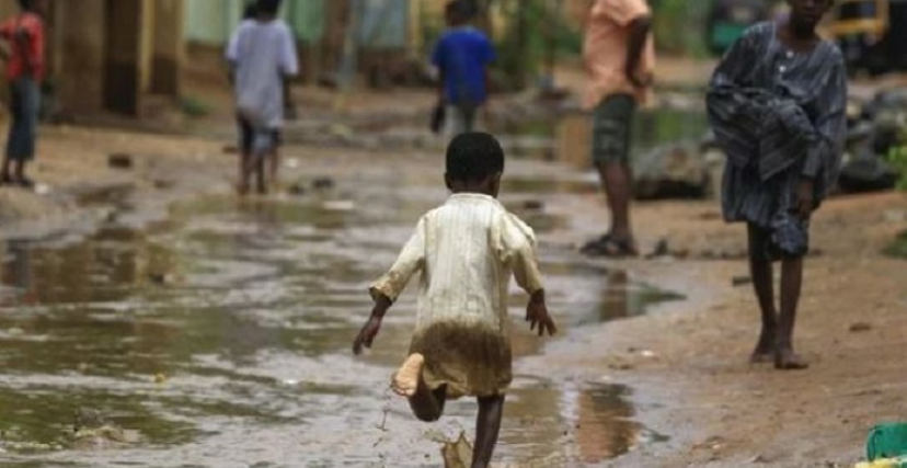 طفل يلعب في برك الأمطار