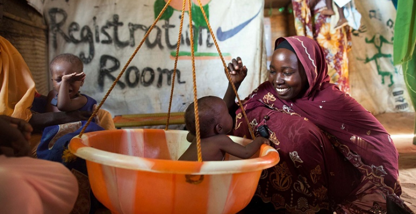 أم وطفل يعاني من سوء التغذية في السودان