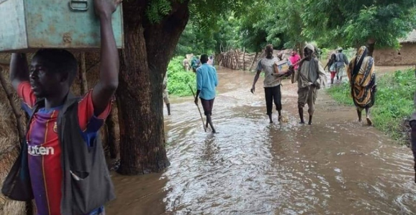 انتقل المواطنون إلى المدارس التابعة للوحدة الإدارية بسبب السيول