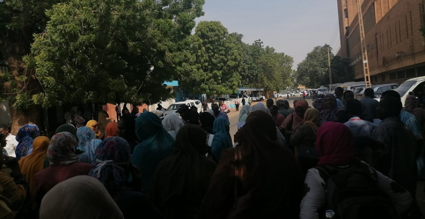 جانب من الوقفة الاحتجاجية للعاملين بوزارة الصحة بولاية الخرطوم