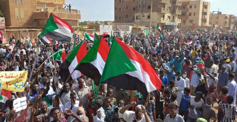 أعلام سودانية في احتجاجات الخرطوم