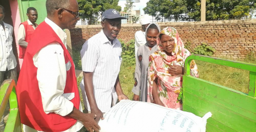 حملة لتوزيع المواد الغذائية على النازحين من النيل الأزرق في سنار
