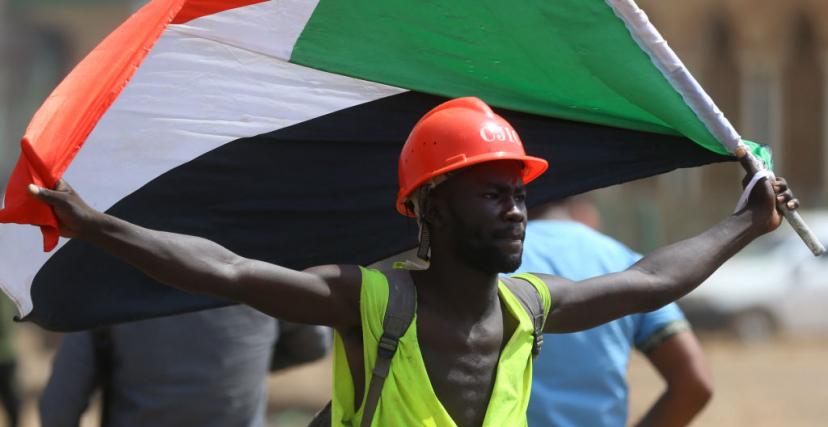 محتج يحمل علم السودان