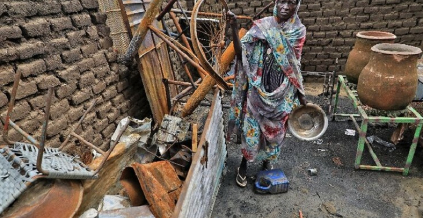 امرأة من النيل الأزرق وسط ركام منزلها المحطم