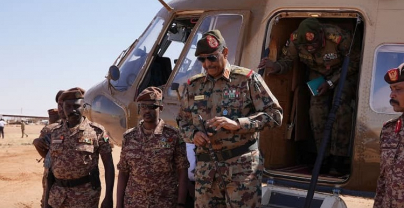 البرهان يصل قاعدة حطاب العسكرية العملياتية بالخرطوم بحري