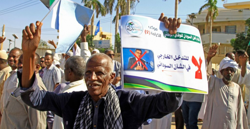 يرفض المحتجون في موكب الكرامة الثاني في الخرطوم التدخل الأجنبي في الشأن السوداني (Getty)