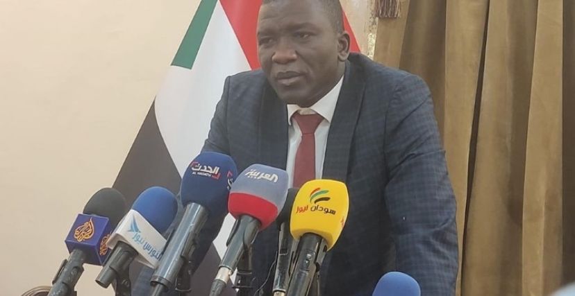 مصطفى تمبور رئيس حركة تحرير السودان لدى إعلانه الانضمام إلى الكتلة الديمقراطية