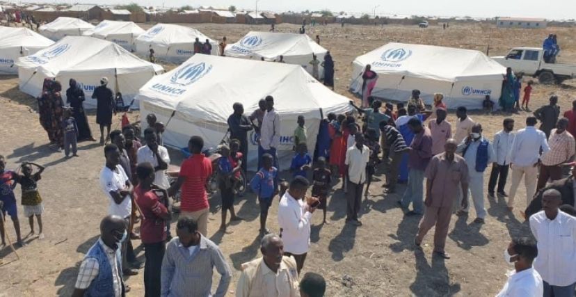 جانب من زيارة معتمد اللاجئين إلى معسكر "الجمعية" بمحلية السلام في النيل الأبيض