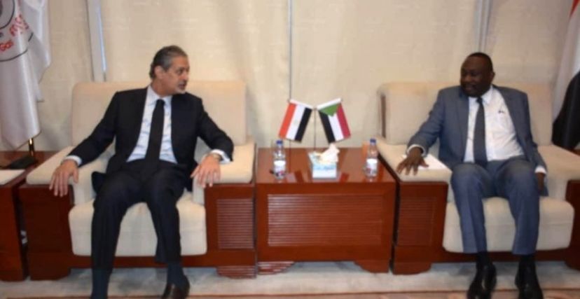 وزير الطاقة والنفط مع السفير المصري