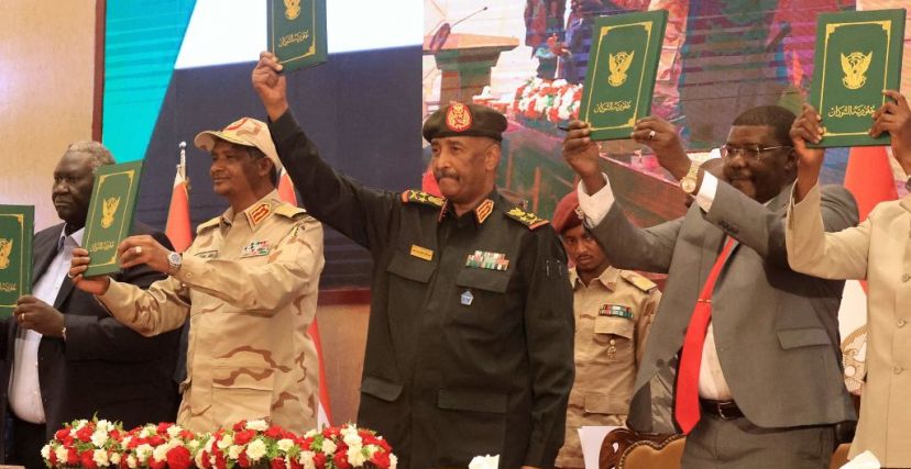 التوقيع على الاتفاق الإطاري في القصر الجمهوري في الخرطوم