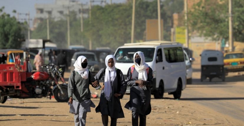 طالبات في طريقهن إلى المدرسة