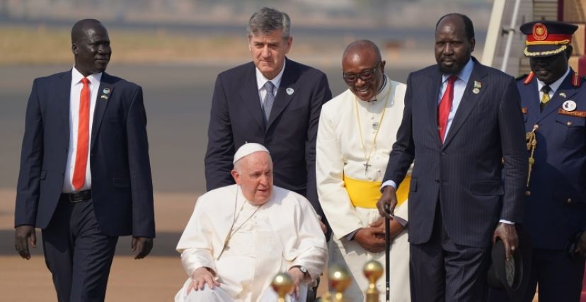 البابا فرانسيس لدى وصوله إلى جوبا