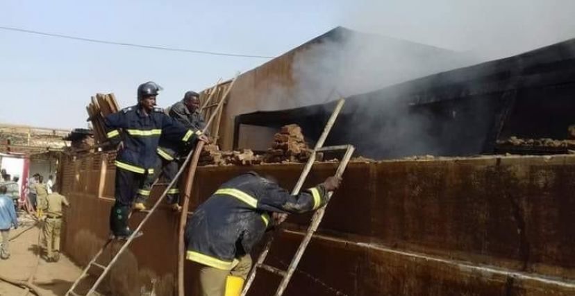 جانب من تعامل الدفاع المدني مع حريق "الإسطبلات" بالخرطوم
