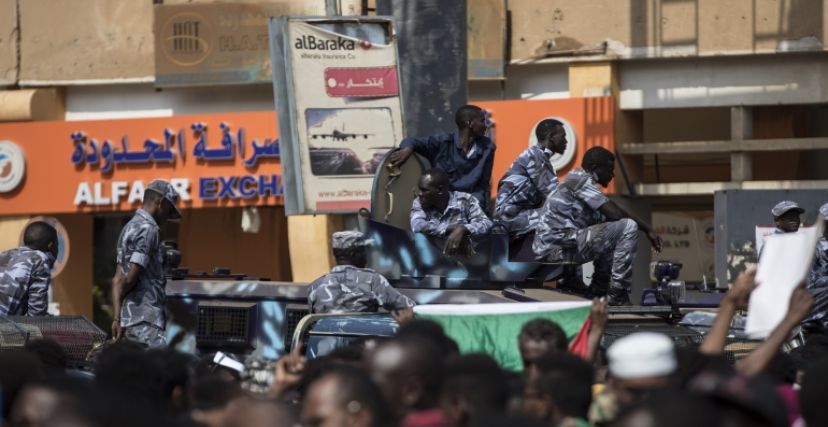 قوة من الشرطة خلال احتجاجات رافضة للانقلاب العسكري