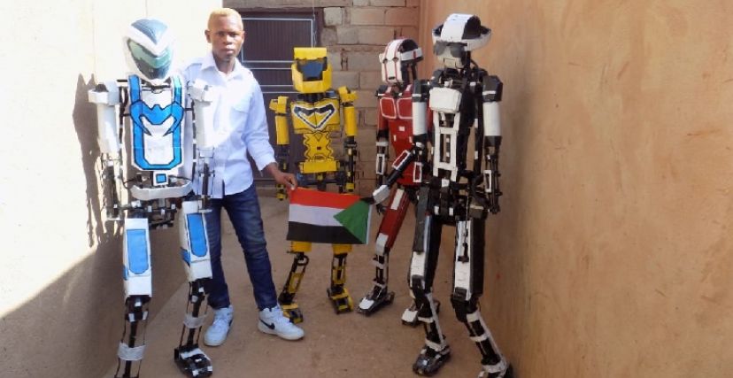 المخترع السوداني الشاب معتصم جبريل مع اختراعاته في فناء منزل أسرته بأم درمان