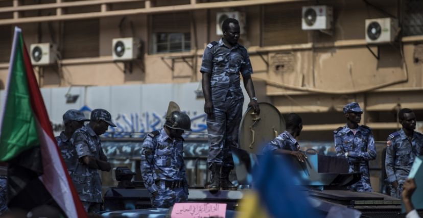 قوة من الشرطة أثناء تعاملها مع متظاهرين في الخرطوم