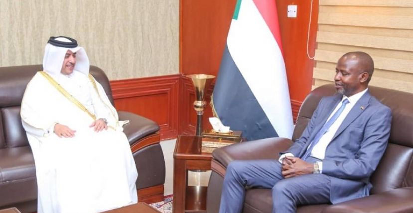 عضو السيادي الهادي إدريس والسفير القطري لدى السودان 