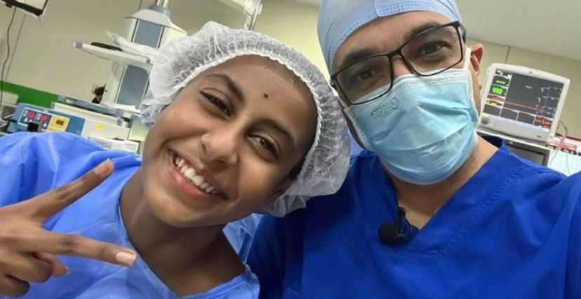 الطبيب المصري هاني عبدالجواد مع الطفلة السودانية إيناس