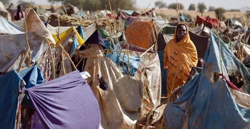 يقيم العديد من المواطنين بمعسكرات النزوح منذ اندلاع الحرب في إقليم دارفور