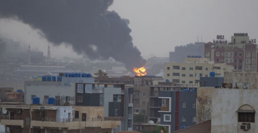 تصاعد الدخان في الخرطوم إثر اشتباكات بين الجيش والدعم السريع