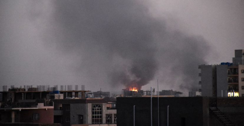 تصاعد أعمدة الدخان في سماء الخرطوم جراء الاشتباكات (Getty)