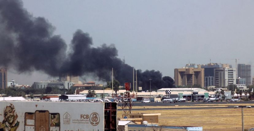 أعمدة الدخان في سماء العاصمة الخرطوم (Getty)