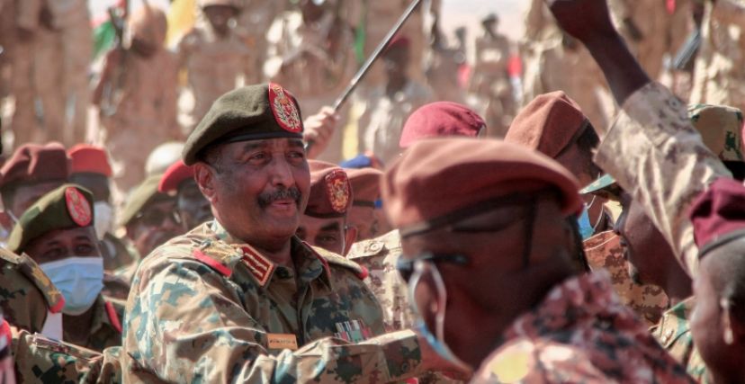 البرهان وسط جنود وضباط من الجيش السوداني