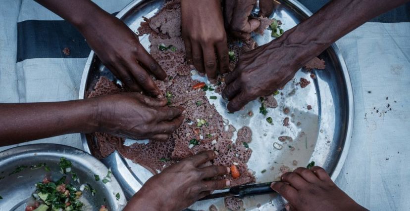 يتشارك السودانيون اللقمة مع أقربائهم وأصدقائهم النازحين من مناطق الحرب (Getty)