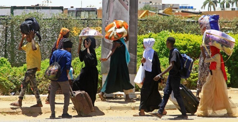 يحاول آلاف المواطنين مغادرة مواقع الاشتباكات في الخرطوم (Getty)
