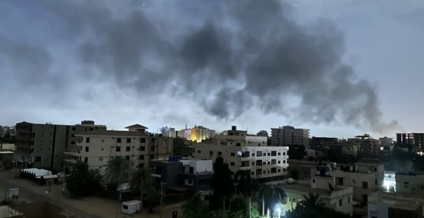 دخان في سماء الخرطوم بسبب الاشتباكات بين الجيش والدعم السريع