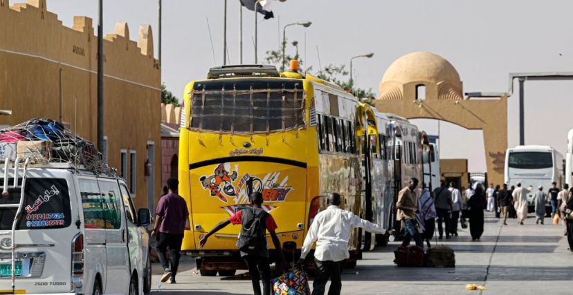 غادر عشرات الآلاف من السودانيين إلى مصر منذ بدء الاشتباكات الشهر الماضي