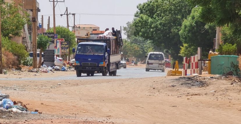 عربات في الطريق خلال الهدنة بين الجيش والدعم السريع في الخرطوم