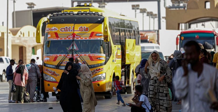 غادر مئات الآلاف من السودانيين إلى مصر منذ بداية الأحداث (Getty)