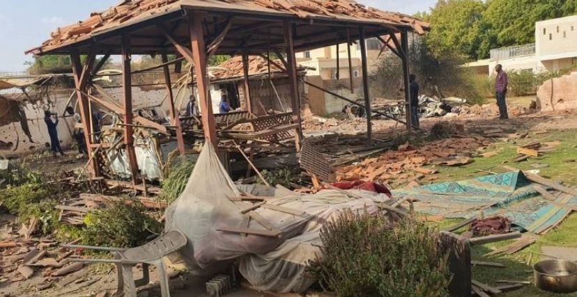 آثار الدمار في منزل عضو مجلس السيادة الهادي إدريس