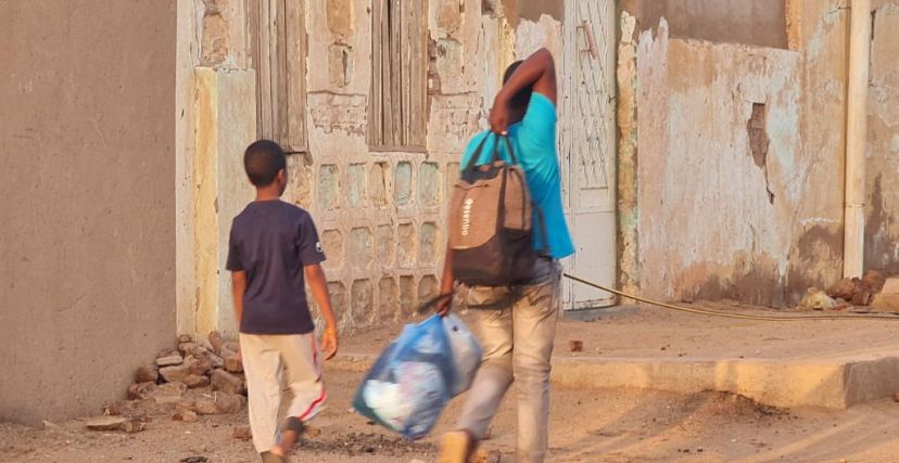 ما تزال العديد من الأسر تغادر العاصمة الخرطوم مع اشتداد الاشتباكات بين الجيش والدعم السريع (Getty)