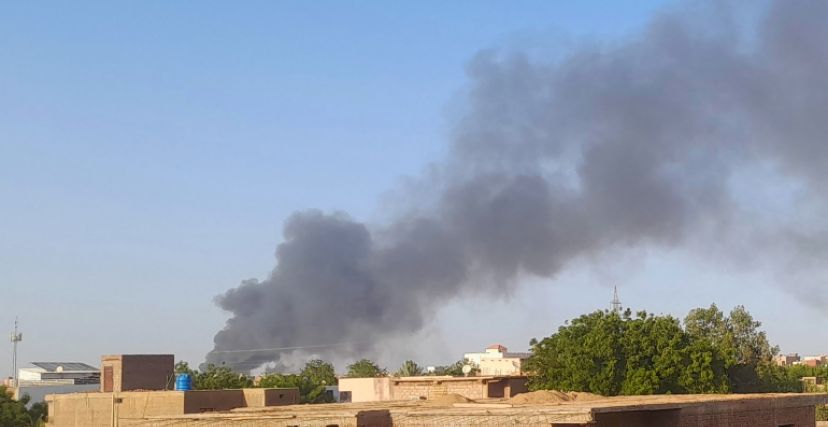 تصاعد أعمدة الدخان إثر اشتباكات بين الجيش والدعم السريع في الخرطوم