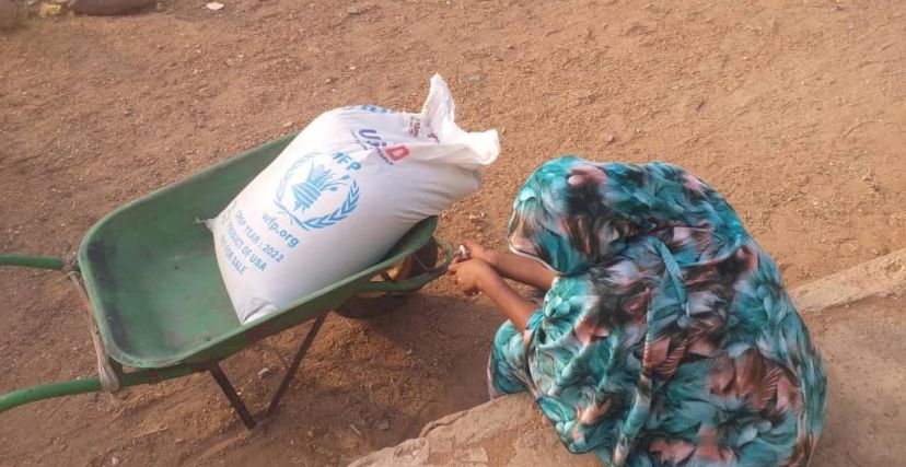 معاناة الأسر العالقة في مناطق الاشتباكات يفاقمها غياب الممرات الآمنة لتوصيل المساعدات (WFP)