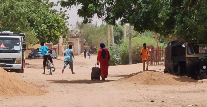 ما يزال العديد من المواطنين يغادرون العاصمة الخرطوم مع استمرار المعارك بين الجيش والدعم السريع (Getty)