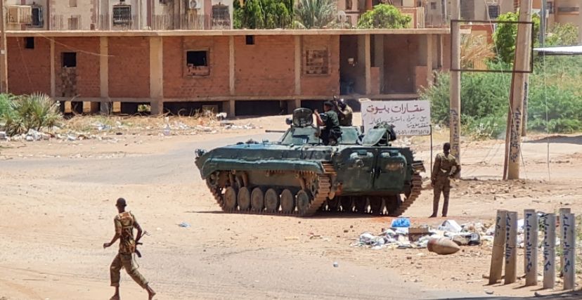 إحدى دبابات الجيش السوداني خلال الاشتباكات ضد الدعم السريع