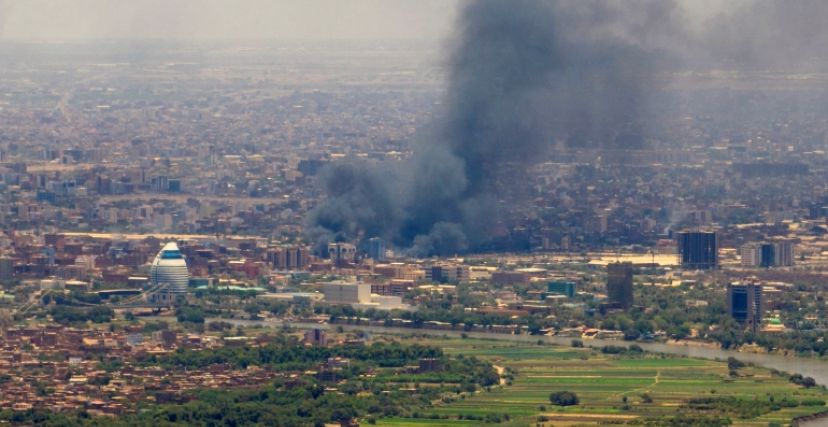 أصعدة دخان في سماء الخرطوم جراء الاشتباكات بين الجيش والدعم السريع