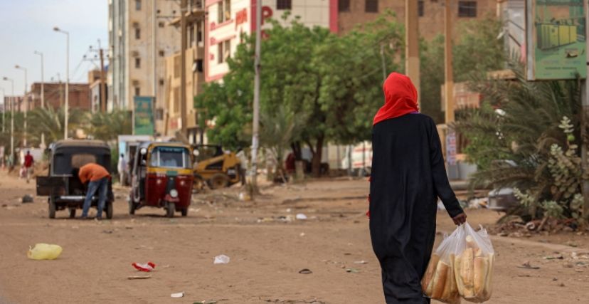 امرأة في شوارع الخرطوم